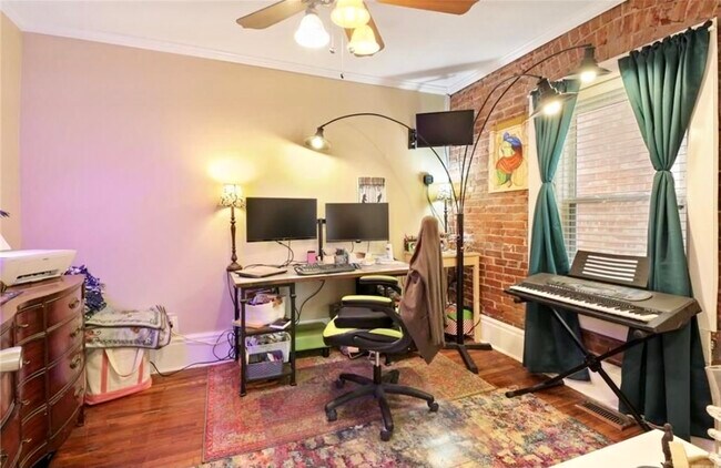 Building Photo - 1033 E 5th St