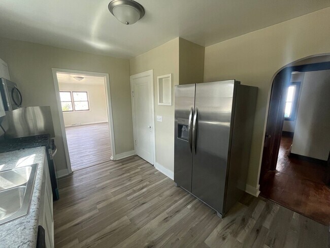 Building Photo - Fully Remodeled 2 Bedroom 1.5 Bathroom House in Moline