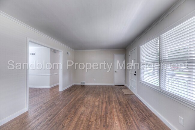 Building Photo - For Lease | $1300 Rent | Available Now!