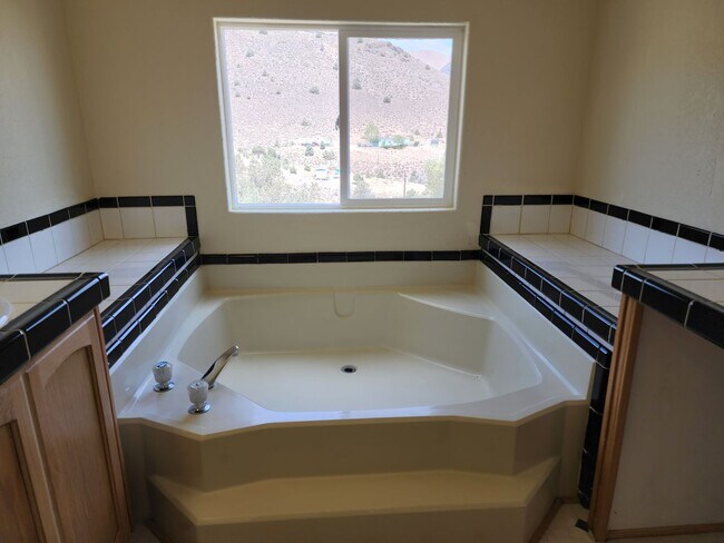 Building Photo - Large manufactured home in Topaz Ranch Estates