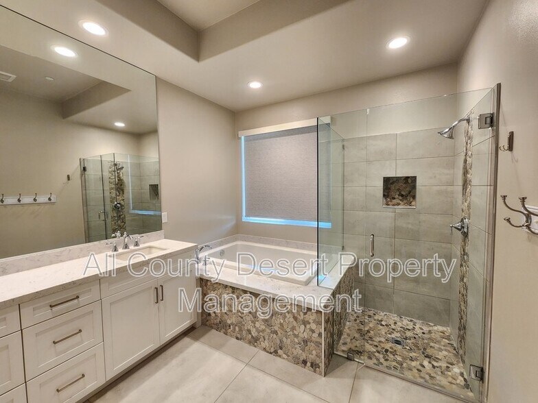 Building Photo - 78987 Yorkville Ln