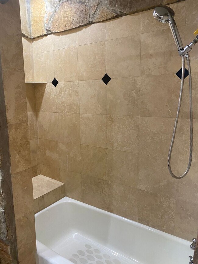 Building Photo - K206 - Treehouse #221