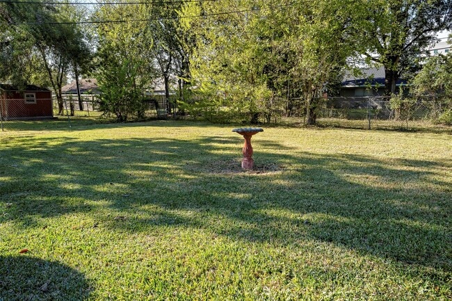 Building Photo - 408 Travis St