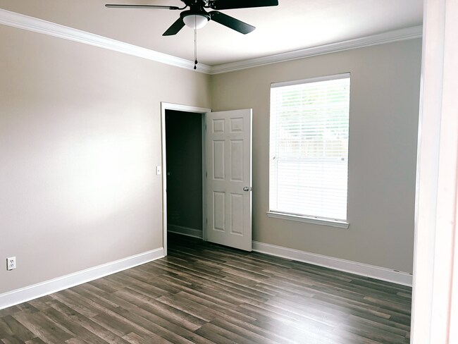 Building Photo - 900 Dean Lee Dr