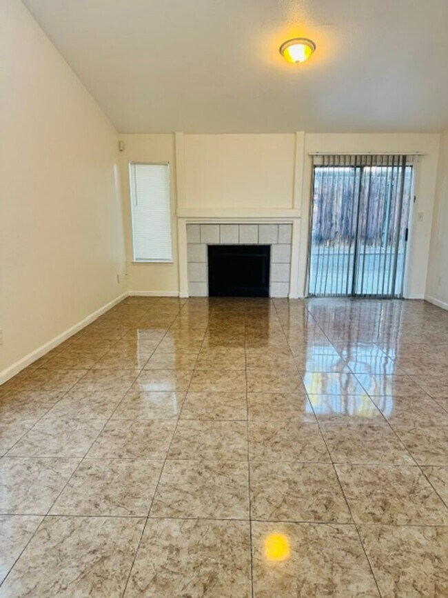 Building Photo - 9004 Pineridge Way