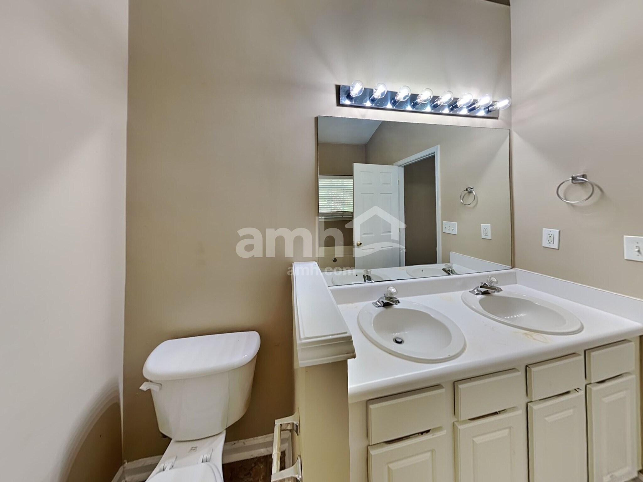 Building Photo - 2135 Beckenham Pl