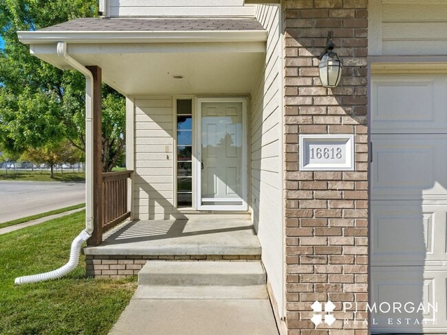 Building Photo - 3 Bedroom, 3 Bathroom - Available Immediately