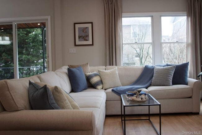 Building Photo - 322 E Beech St