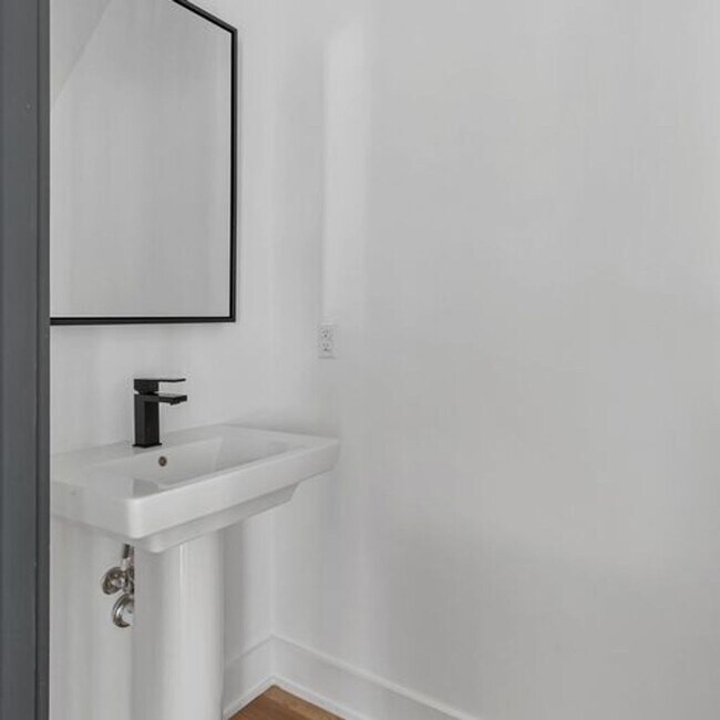 Building Photo - Stunning 4 Bedroom, 3.5 Bath Luxury Home in Nashville