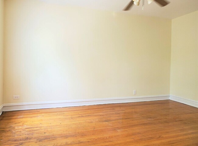 Building Photo - 1066 W Cornelia Ave