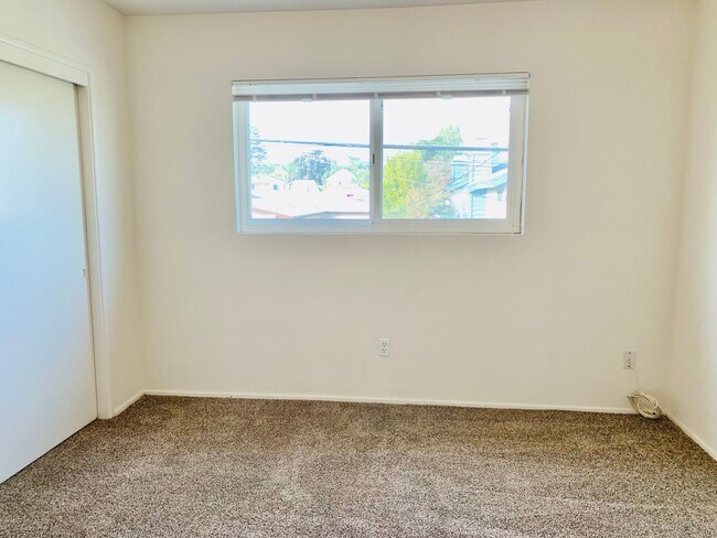 Building Photo - 2BD/1BA UPSTAIRS APARTMENT IN PACIFIC BEAC...