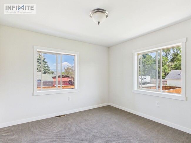 Building Photo - Bright and Airy Two Bedroom