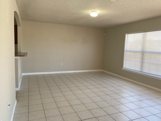 Building Photo - 3 Bedroom, 1 bathroom Duplex Winter Haven