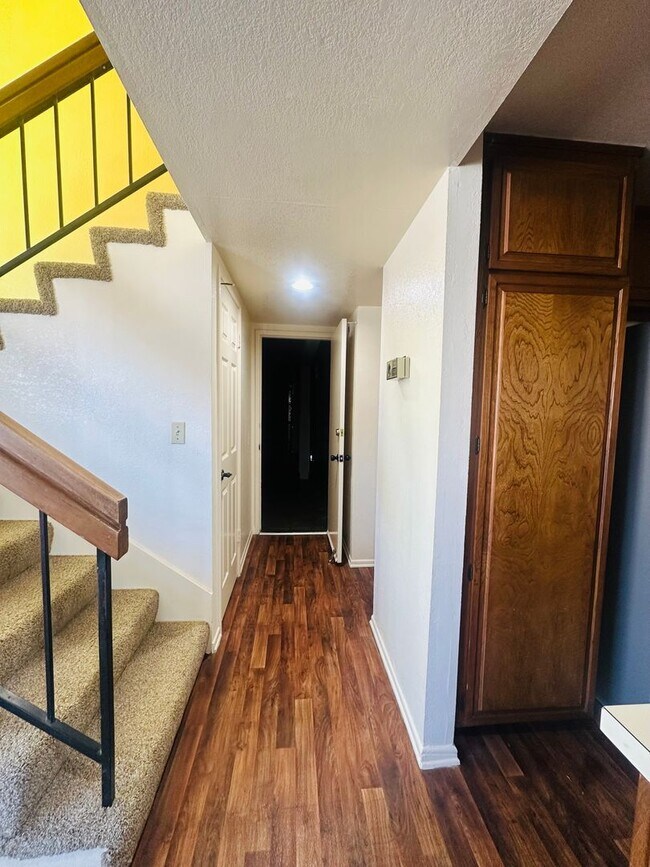 Building Photo - 1314 W Apricot Ave