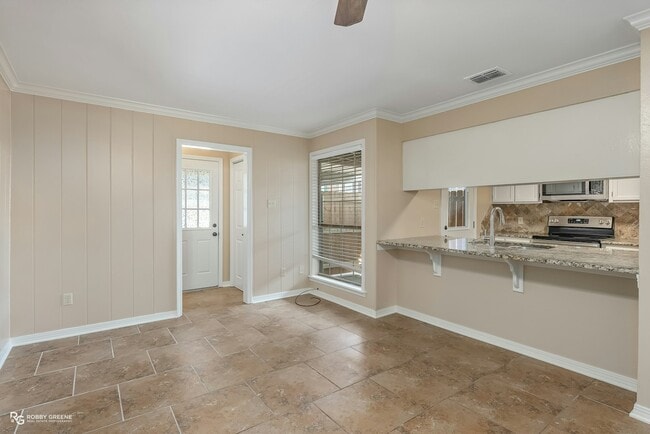 Building Photo - 10142 Carlsbad Dr