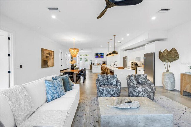 Building Photo - 2065 Goldenrod St