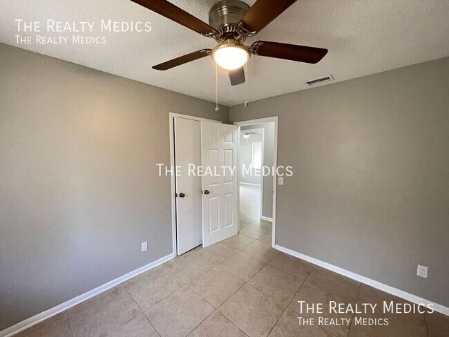 Building Photo - AMAZING 3 Bedroom 2 Bathroom Home In Orlando!