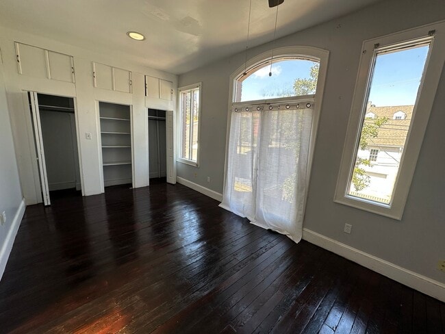 Building Photo - 3 BED | 2.5 BATH | OFF STREET PARKING | PRIVATE BACKYARD | HISTORIC DISTRICT