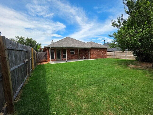 Building Photo - Great Home in Edmond School District + Ref...