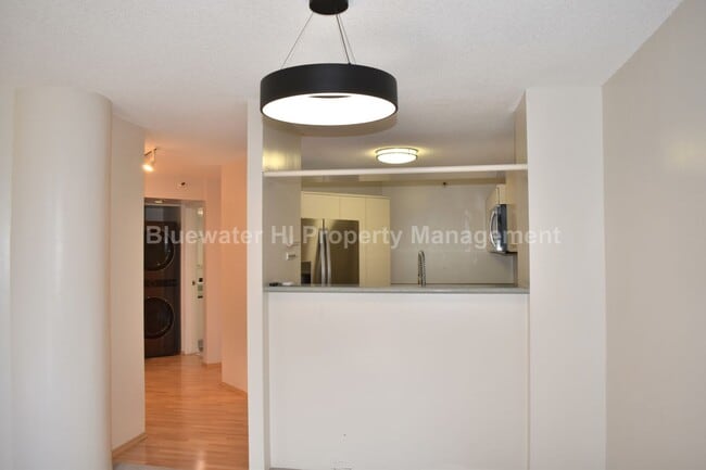 Building Photo - Craigside 1/1/1 Nuuanu Condo