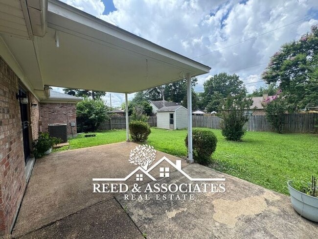 Building Photo - 3 Bedroom in Hickory Ridge - South Riverdale