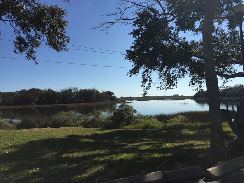 Building Photo - 1255 Ponce Island Dr