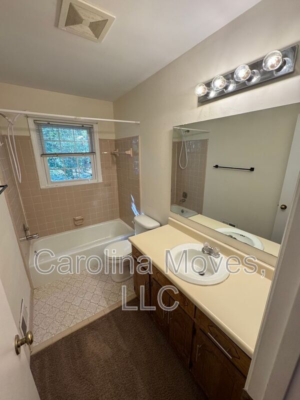 Building Photo - 502 Rosebud Ln