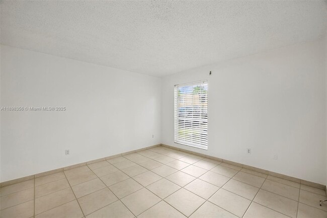 Building Photo - 10780 N Kendall Dr