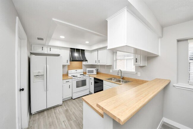 Building Photo - 14810 Scotter Dr