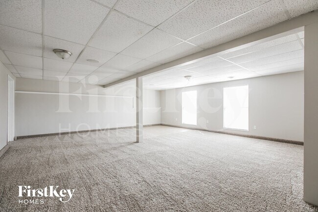 Building Photo - 1049 NE Queens Cir