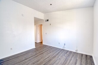 Building Photo - Well-Kept 2 Bedroom Condo with Amazing Views