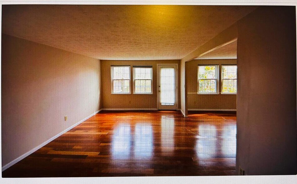 Building Photo - 8051 Hetz Dr