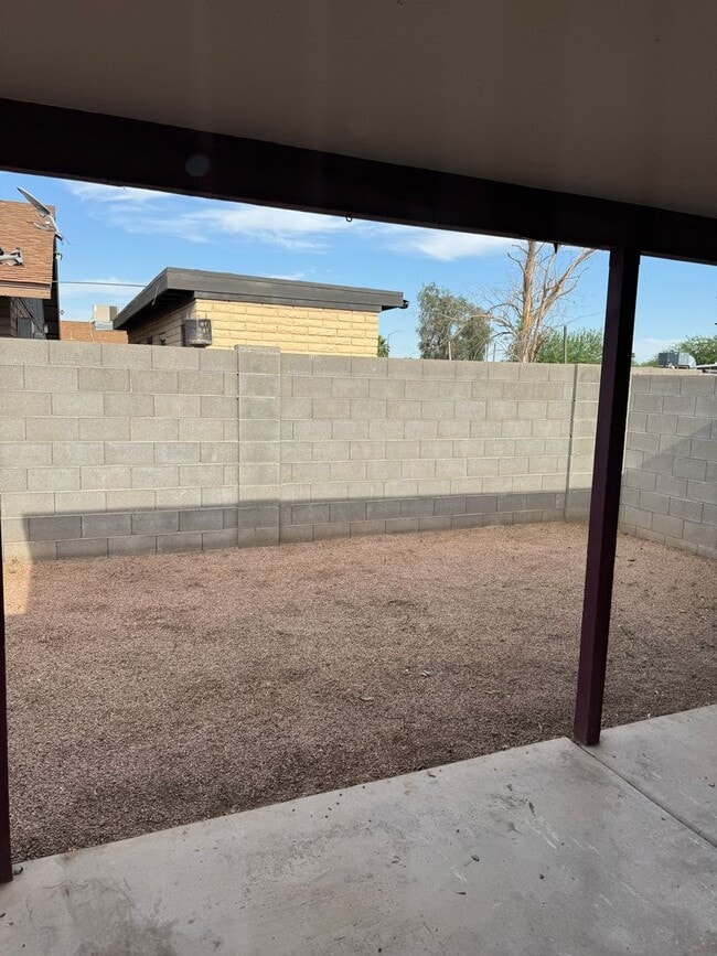 Building Photo - 2 bedroom 1 bath unit available for rent i...