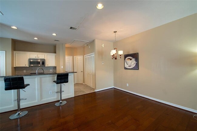 Building Photo - 915 W Heights Hollow Ln