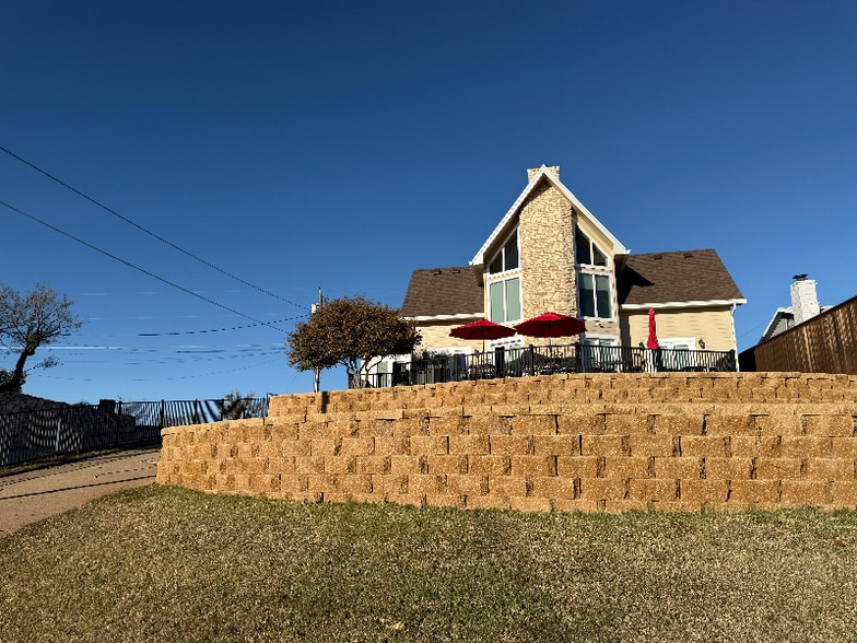 Building Photo - 3045 Red Bluff Cir