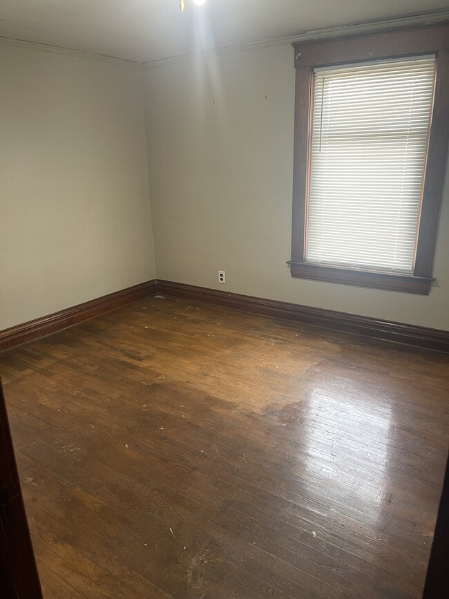 Building Photo - 607 N Sycamore St