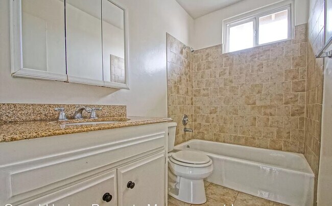 hall bath 1 - 2016 Nelson Ave