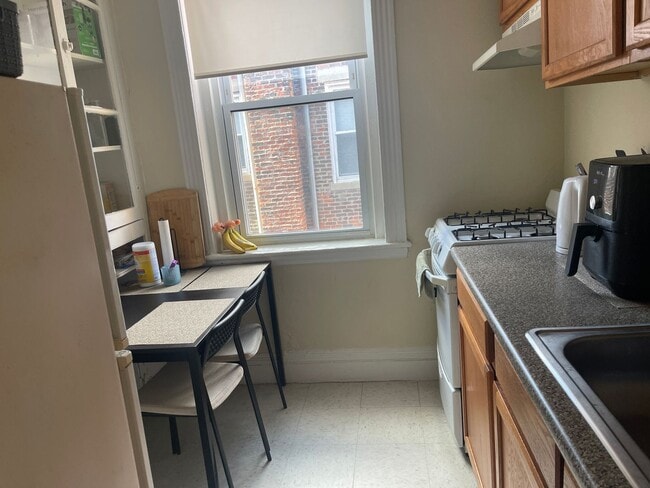 Building Photo - July 1 Studio No Fee Students Ok  Heat HW Inc No FEE Laundry Close to BU and Green lins
