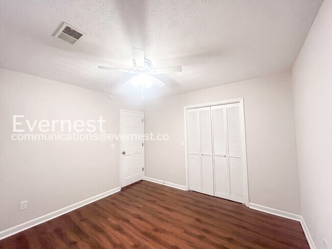Building Photo - 3 Bed/2.5 Bath Home with Garage / Available Now!