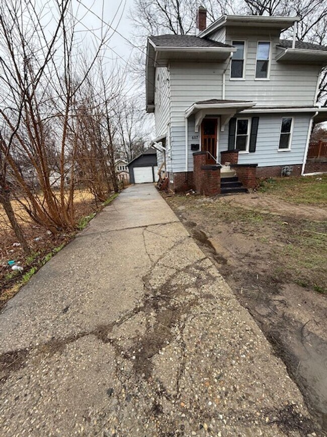 Building Photo - 3 Bedroom / 1 Bath house with Garage in Peoria