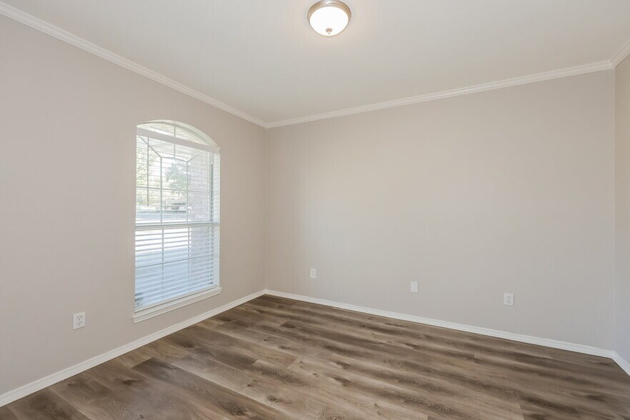 Building Photo - 6601 Basswood Dr