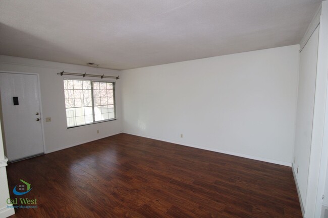 Building Photo - $2795 - Lovely Upstairs 2 Bed/1Bath Condo ...