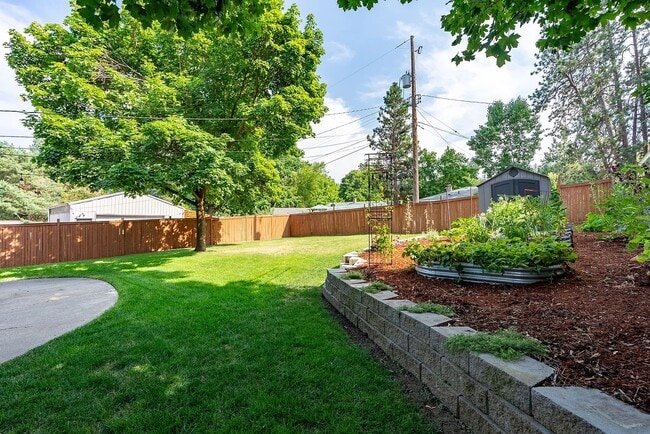 Building Photo - 2112 E 10th Ave