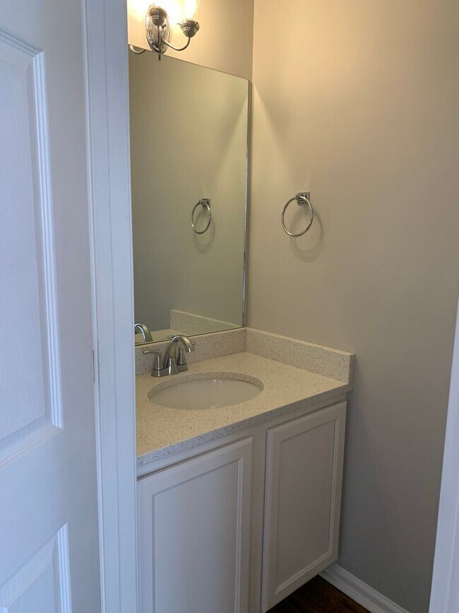 Building Photo - Renovated 2 Bed, 1.5 Bath Townhome w/ Comm...