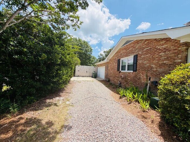 Building Photo - Central Wilmington, popular school districts,2 car garage/RV/Boat parking 3/4 bedroom/fenched/Liv...