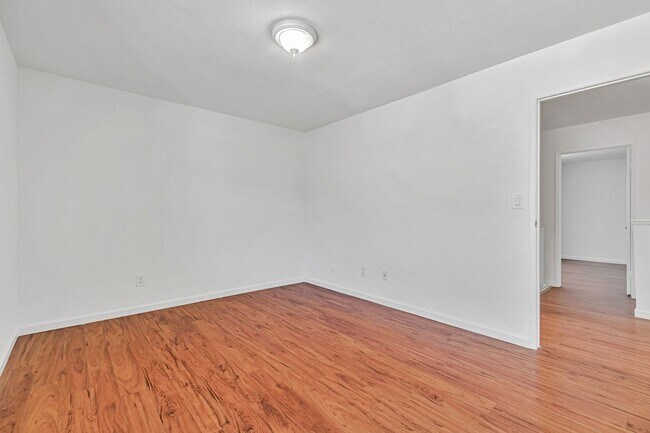 Building Photo - 2BR 1.5BA Condo For Rent – Prime Central F...