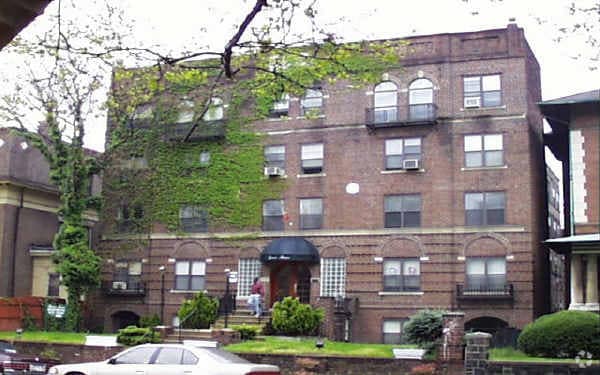 Building Photo - Spruce Manor