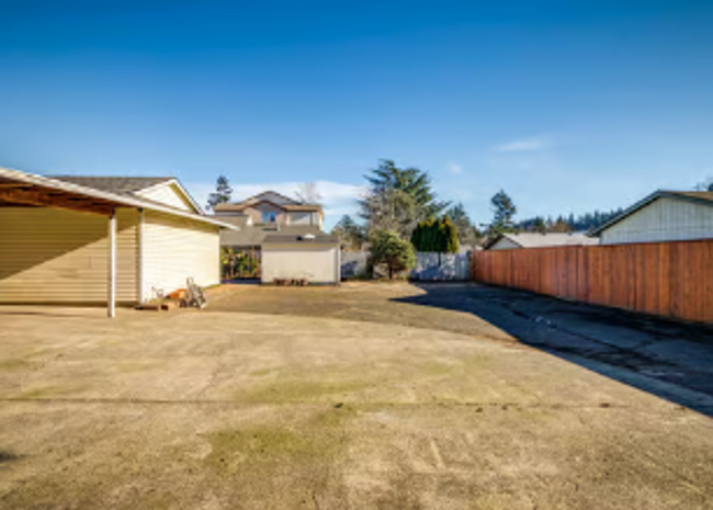 Building Photo - Beautiful Home with huge yard!