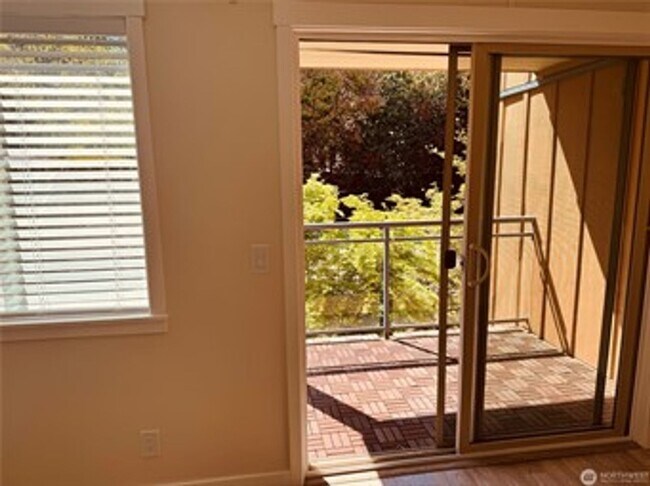 Building Photo - 2bd/1ba Kirkland Condo