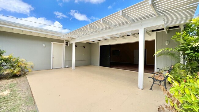 Building Photo - RARELY AVAILABLE 3 BEDROOM NEAR BEACH